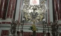 L'immagine della Madonna di Fraole nell'altare a lei dedicato nella chiesa parrocchiale