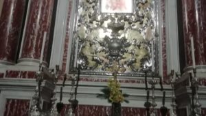L'immagine della Madonna di Fraole nell'altare a lei dedicato nella chiesa parrocchiale