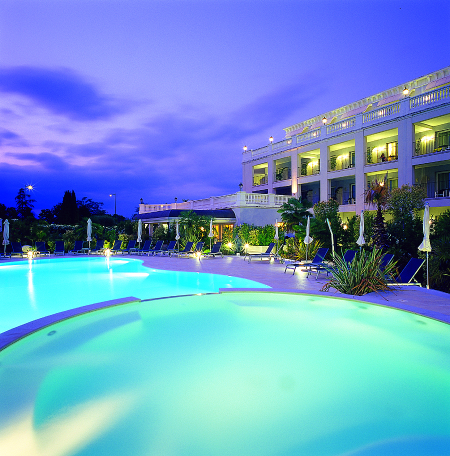 Palce hotel piscina