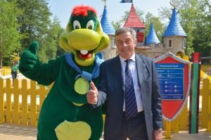 Aldo Maria Vigevani AD di Gardaland con Prezzemolo la mascotte di Gardaland (1)
