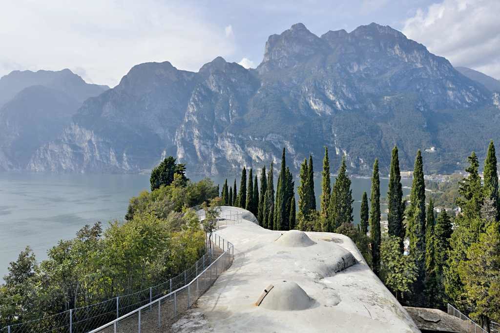 A Forte Garda la mostra “Dal fucile alla matita” resta aperta fino all’11 ottobre