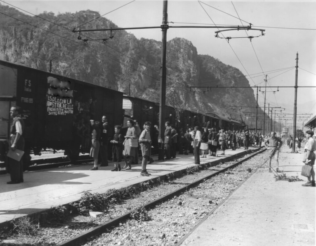 reduci in arrivo alla stazione di Bolzano 1945