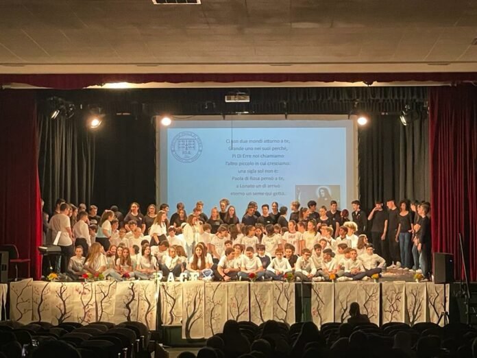 Gli alunni del Paola di Rosa si esibiscono nel saggio di fine anno al Teatro Italia.
