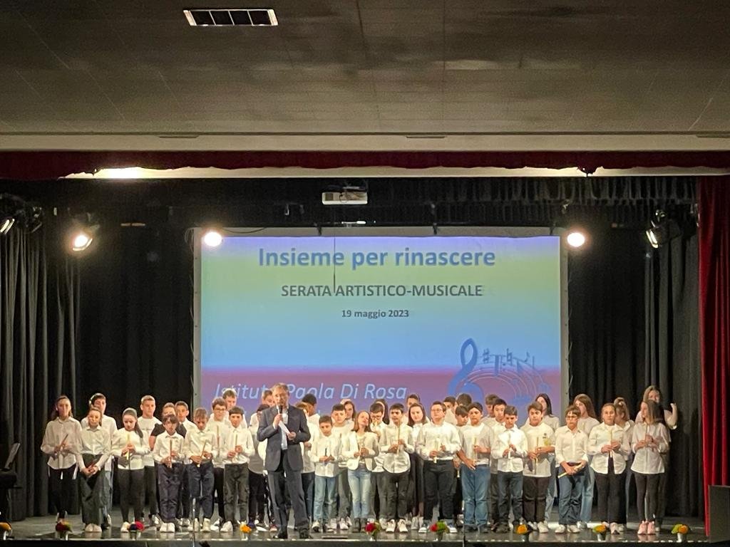 Gli alunni del Paola di Rosa si esibiscono nel saggio di fine anno al Teatro Italia