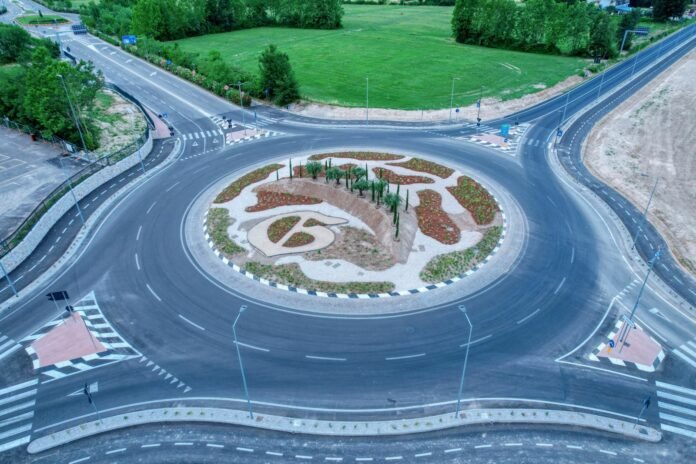 Ciclovia sulla SR 249 Gardesana Orientale Rotatoia verso Gardaland 1