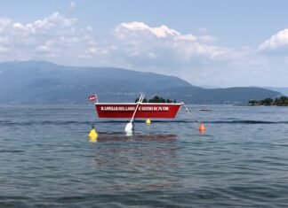 EON e la barca sospesa che non è piaciuta sul Garda Eon barca sospesa
