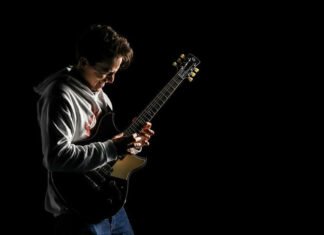 Matteo Mancuso, il prodigio della chitarra, incanta il Castello di Arco al Garde Jazz Festival 2023 Matteo Mancuso al castello di Arco imagefull