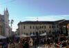 Lonato del Garda: al Mercantico una giornata sulla riparazione e il riuso Bancarelle e visitatori del Mercantico dell'antiquariato in piazza a Lonato del Garda