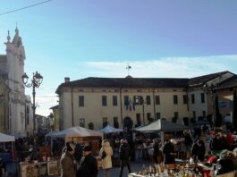 Bancarelle e visitatori del Mercantico dell'antiquariato in piazza a Lonato del Garda