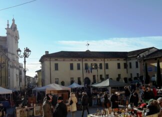 Lonato del Garda: al Mercantico una giornata sulla riparazione e il riuso Bancarelle e visitatori del Mercantico dell'antiquariato in piazza a Lonato del Garda