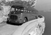 Corriera parcheggiata sulla Strada del Ponale 1954 foto Giovanni Skulina