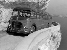 Corriera parcheggiata sulla Strada del Ponale 1954 foto Giovanni Skulina