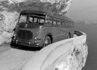 Corriera parcheggiata sulla Strada del Ponale 1954 foto Giovanni Skulina