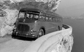 Corriera parcheggiata sulla Strada del Ponale 1954 foto Giovanni Skulina