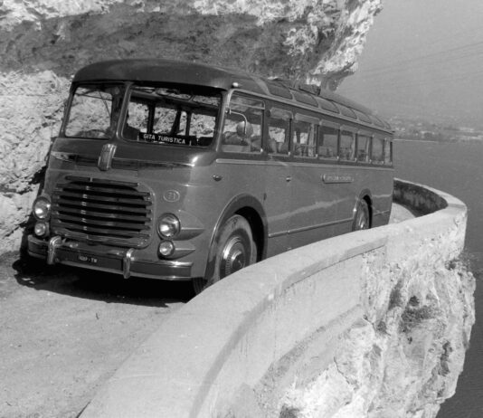 Corriera parcheggiata sulla Strada del Ponale 1954 foto Giovanni Skulina