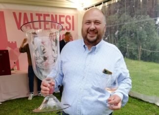 Il Trofeo Pompeo Molmenti 2024 va al Valtènesi ’23 dell’Agricola Pietta di Muscoline Stefano Pietta con il Trofeo Molmenti e1717237113602