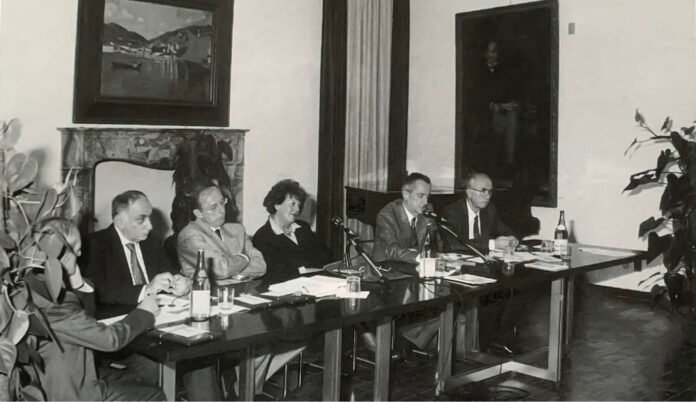 Al centro, Annamaria Salvo de Paoli, alla sua sinistra, Cesare Trebeschi, sindaco di Brescia, lo storico europeista , Papisca, alla sua destra, il presidente dell’ISFE, Winfried Bohm, e Giovanni Dean, primo segretario generale della Comunità del Garda