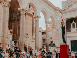 Villanuova sul Clisi: ultimi appuntamenti con la rassegna Strabilio sotto l’albero al Teatro Corallo Villanuova sul Clisi: ultimi appuntamenti con la rassegna Strabilio sotto l’albero al Teatro Corallo