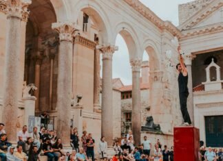 Villanuova sul Clisi: ultimi appuntamenti con la rassegna Strabilio sotto l’albero al Teatro Corallo Villanuova sul Clisi: ultimi appuntamenti con la rassegna Strabilio sotto l’albero al Teatro Corallo