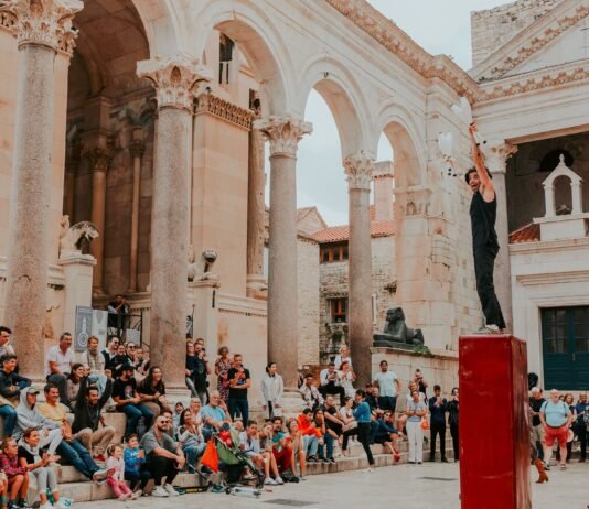 Villanuova sul Clisi: ultimi appuntamenti con la rassegna Strabilio sotto l’albero al Teatro Corallo