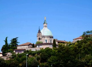 Accadde sul Garda, 17 ottobre: nasce Paolo Soratini, l’architetto lonatese del duomo di Lonato Il campanile del duomo di Lonato sotto un cielo blu