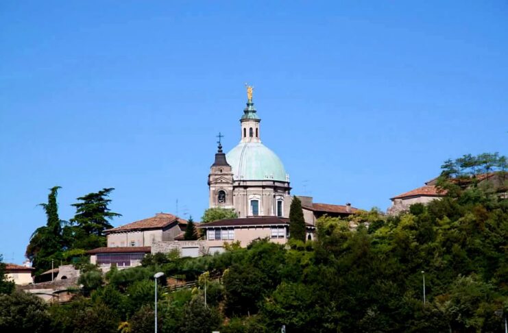 Il campanile del duomo di Lonato sotto un cielo blu