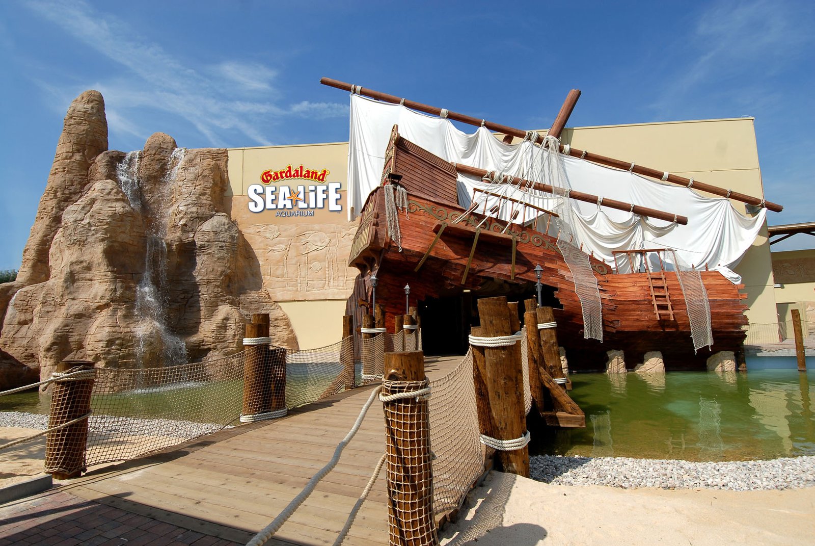 Ingresso a tema nave pirata dell'acquario Gardaland SEA LIFE Aquarium