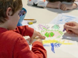Bambino disegna con pastelli colorati per call disegni a Rezzato.