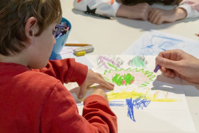 Bambino disegna con pastelli colorati per call disegni a Rezzato.