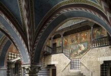 Cortile interno del Castello Bonoris di Montichiari con affreschi storici.