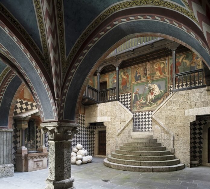 Cortile interno del Castello Bonoris di Montichiari con affreschi storici.