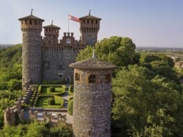 Castello Bonoris di Montichiari con giardino e torri panoramiche.