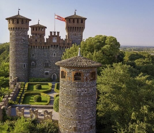 Castello Bonoris di Montichiari con giardino e torri panoramiche.