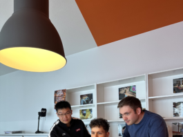 Partecipanti ai corsi digitali di Sirmione durante una lezione pratica al computer