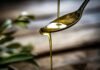 Olio extravergine d'oliva versato su un cucchiaio alla festa olio Torri.