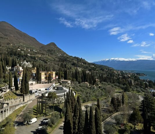 Veduta del Mausoleo Vittoriale e del Lago di Garda a Gardone Riviera