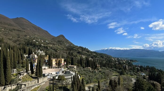 Vittoriale, inaugurati Mausoleo restaurato e Auditorium con festa Fatica senza fatica Veduta del Mausoleo Vittoriale e del Lago di Garda a Gardone Riviera