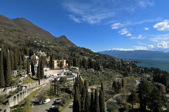Veduta del Mausoleo Vittoriale e del Lago di Garda a Gardone Riviera