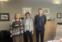 Responsabile Polizia Locale Lonato con due donne in ufficio durante incontro ufficiale.