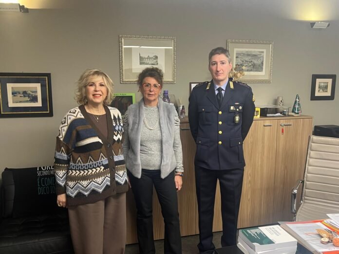 Responsabile Polizia Locale Lonato con due donne in ufficio durante incontro ufficiale.