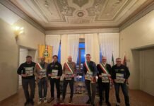 Rappresentanti locali con fascia tricolore alla presentazione del rally Bardolino 2026.