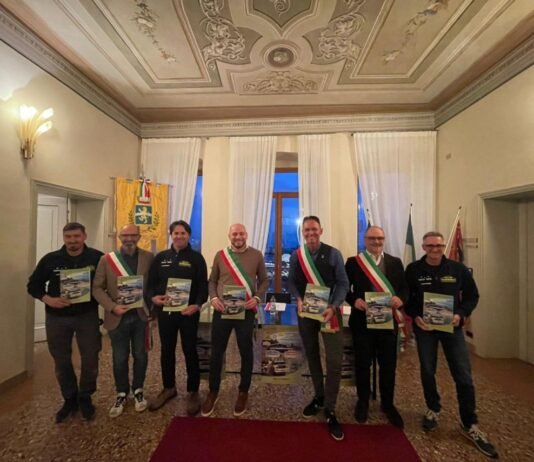 Rappresentanti locali con fascia tricolore alla presentazione del rally Bardolino 2026.