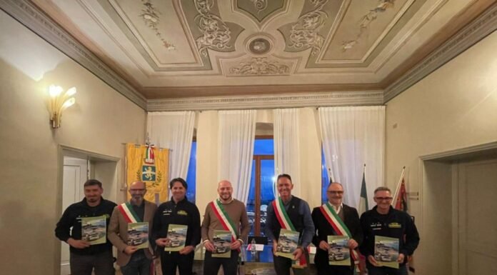 Rappresentanti locali con fascia tricolore alla presentazione del rally Bardolino 2026.