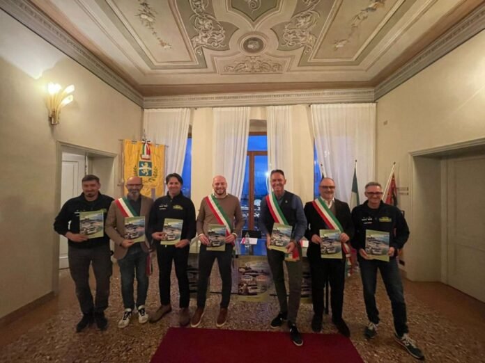 Rappresentanti locali con fascia tricolore alla presentazione del rally Bardolino 2026.