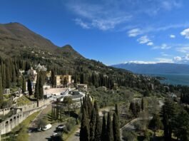 Veduta del Vittoriale degli Italiani con Auditorium e Mausoleo restaurati a Gardone Riviera