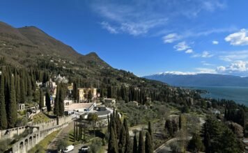 Veduta del Vittoriale degli Italiani con Auditorium e Mausoleo restaurati a Gardone Riviera