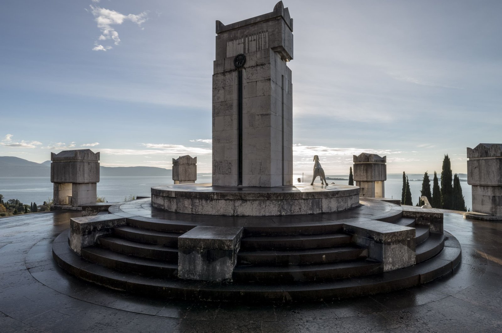 Mausoleo restaurato al Vittoriale degli Italiani con vista sul lago di Garda.