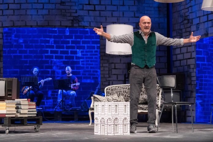 Claudio Bisio in scena a Castiglione con lo spettacolo La mia vita raccontata male.