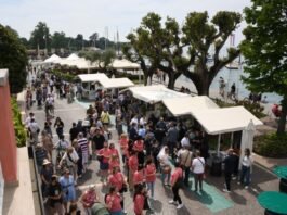Lungolago di Bardolino animato da visitatori e stand per la stagione turistica.