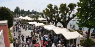 Lungolago di Bardolino animato da visitatori e stand per la stagione turistica.